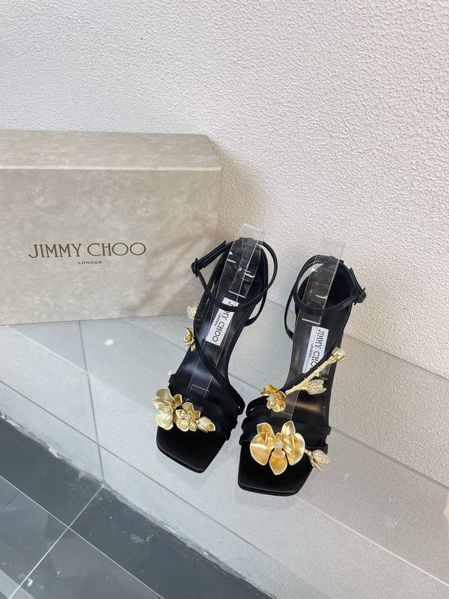 Jimmychoo墨尔本 Collins Store限定鎏金花朵 Jimmy Choo 2024 春季新款的花朵系列真的是太火了，最近好多宝宝来到collins - 点击图像关闭