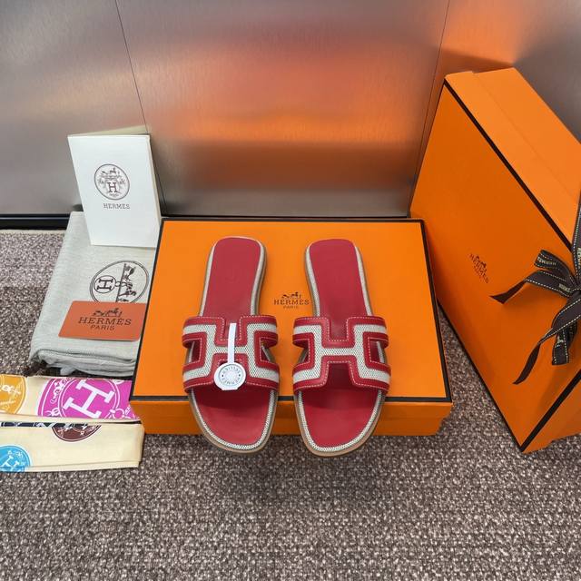 工厂价平底 高跟 爱马仕 Hermes 春夏经典款 Oasis 粗跟拼色工字拖女鞋 圆头露趾凉拖鞋 材质：进口小牛皮+水染羊皮水里+意大利真皮大底 跟高：平底