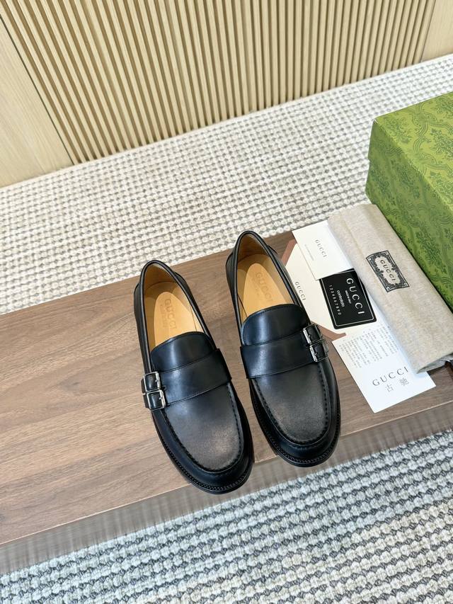 Gucci 古驰 -高端品质 原单 -鞋面：开边珠小牛皮、品牌金属扣件 -内里：水染牛皮 -大底：超真皮 橡胶；组合成型真皮大底 -超高品控 做工精细：凸显 高