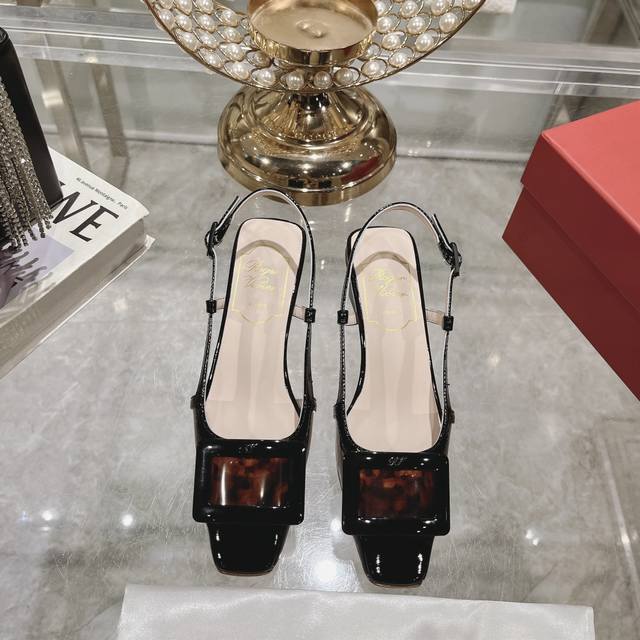 出厂 Roger Vivier 金属方扣4.5Cm凉鞋 2024年春季新款漆皮粗跟凉鞋 限量版彩色凉鞋 “她 只可遇不可求”这是专柜现在对roger Vivie