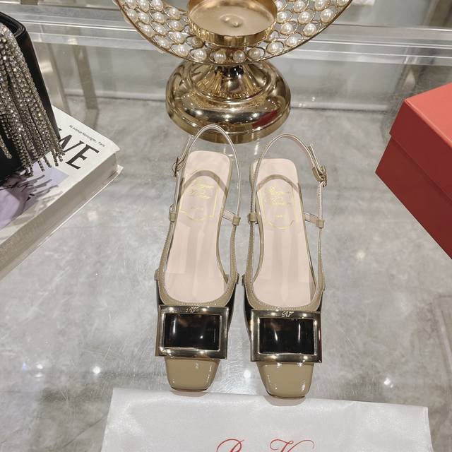 出厂 Roger Vivier 金属方扣4.5Cm凉鞋 2024年春季新款漆皮粗跟凉鞋 限量版彩色凉鞋 “她 只可遇不可求”这是专柜现在对roger Vivie