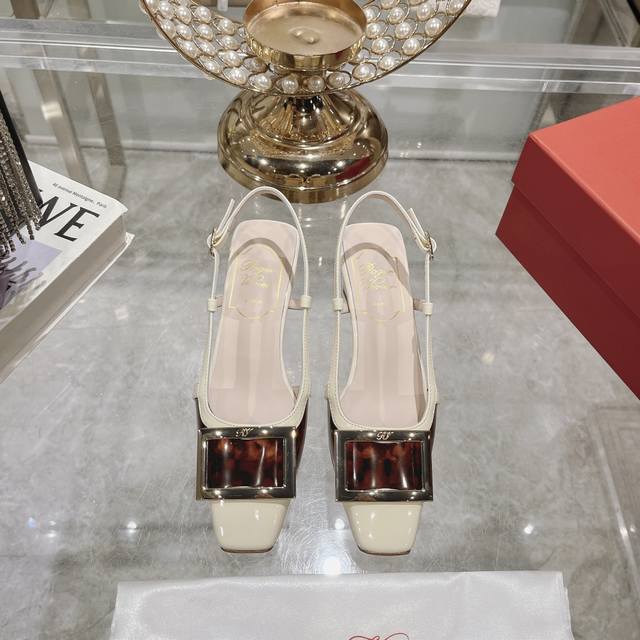 出厂 Roger Vivier 金属方扣4.5Cm凉鞋 2024年春季新款漆皮粗跟凉鞋 限量版彩色凉鞋 “她 只可遇不可求”这是专柜现在对roger Vivie