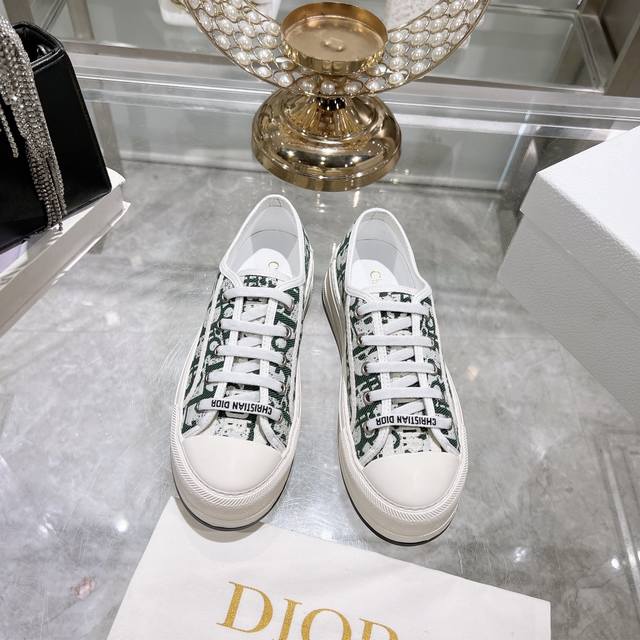 出厂价 Dior 高版本 迪奥 新款 刺绣、帆布平底休闲鞋 全棉丝双面立体5D刺绣，正品店抢购排单爆款，Ins明星网红凹造型秀。 原版开模，上至五金，鞋带，大底