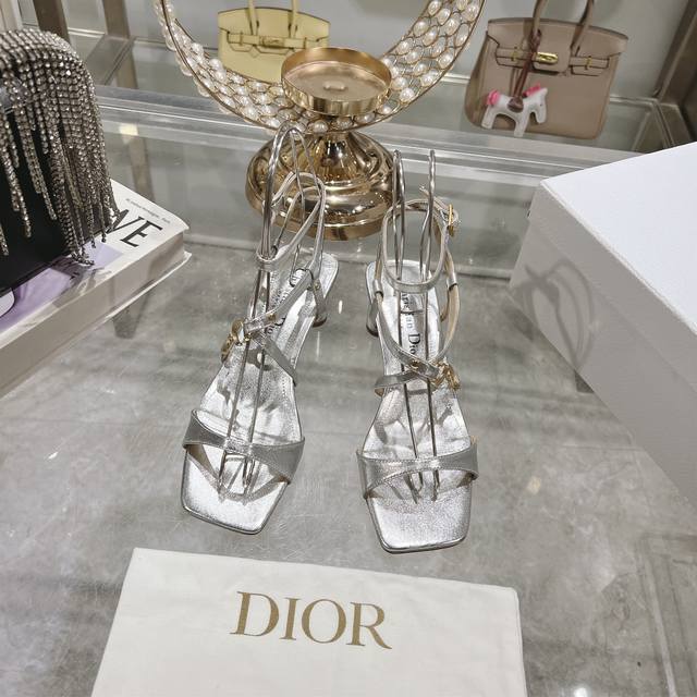 出厂 迪奥 Dior 2024春夏新款高定系列 C’Est 粗跟方头女鞋 明星同款cd字母logo五金扣高跟交叉绑带凉鞋 顶级高端版本 材质:鞋面进口小牛皮+水