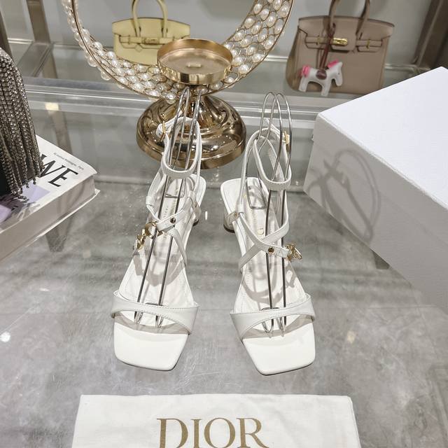 出厂 迪奥 Dior 2024春夏新款高定系列 C’Est 粗跟方头女鞋 明星同款cd字母logo五金扣高跟交叉绑带凉鞋 顶级高端版本 材质:鞋面进口小牛皮+水