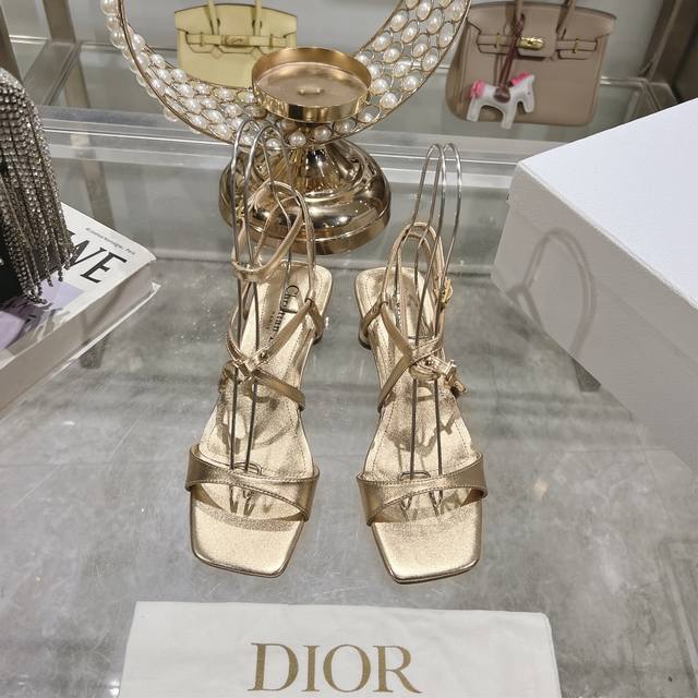 出厂 迪奥 Dior 2024春夏新款高定系列 C’Est 粗跟方头女鞋 明星同款cd字母logo五金扣高跟交叉绑带凉鞋 顶级高端版本 材质:鞋面进口小牛皮+水