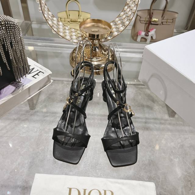 出厂 迪奥 Dior 2024春夏新款高定系列 C’Est 粗跟方头女鞋 明星同款cd字母logo五金扣高跟交叉绑带凉鞋 顶级高端版本 材质:鞋面进口小牛皮+水