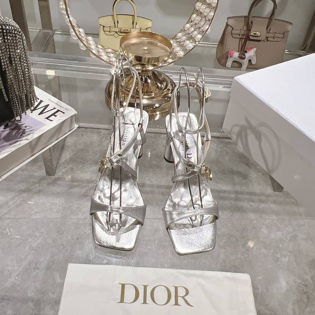 出厂 迪奥 Dior 2024春夏新款高定系列 C’Est 粗跟方头女鞋 明星同款cd字母logo五金扣高跟交叉绑带凉鞋 顶级高端版本 材质:鞋面进口小牛皮+水