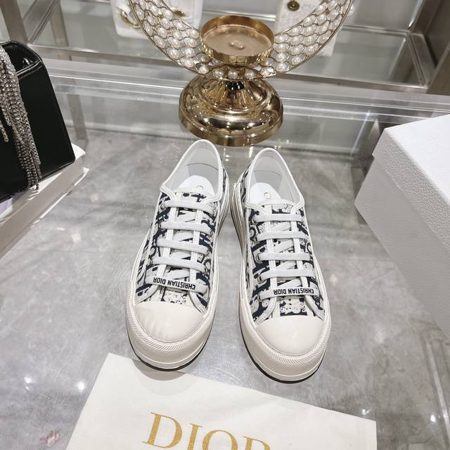 出厂价 Dior 高版本 迪奥 新款 刺绣、帆布平底休闲鞋 全棉丝双面立体5D刺绣，正品店抢购排单爆款，Ins明星网红凹造型秀。 原版开模，上至五金，鞋带，大底