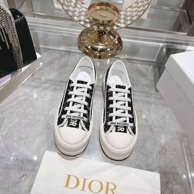 出厂价 Dior 高版本 迪奥 新款 刺绣、帆布平底休闲鞋 全棉丝双面立体5D刺绣，正品店抢购排单爆款，Ins明星网红凹造型秀。 原版开模，上至五金，鞋带，大底 - 点击图像关闭