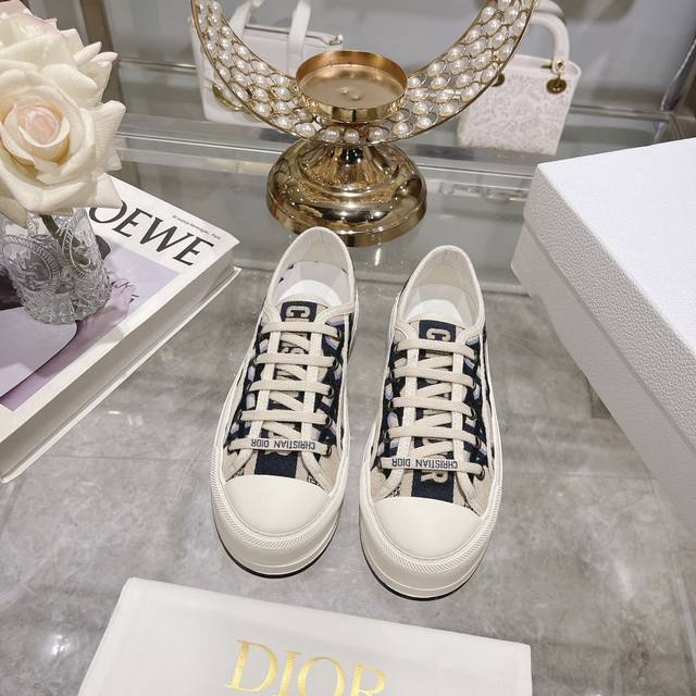 出厂价 Dior 高版本 迪奥 新款 刺绣、帆布平底休闲鞋 全棉丝双面立体5D刺绣，正品店抢购排单爆款，Ins明星网红凹造型秀。 原版开模，上至五金，鞋带，大底