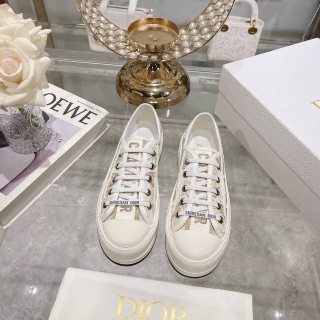 出厂价 Dior 高版本 迪奥 新款 刺绣、帆布平底休闲鞋 全棉丝双面立体5D刺绣，正品店抢购排单爆款，Ins明星网红凹造型秀。 原版开模，上至五金，鞋带，大底