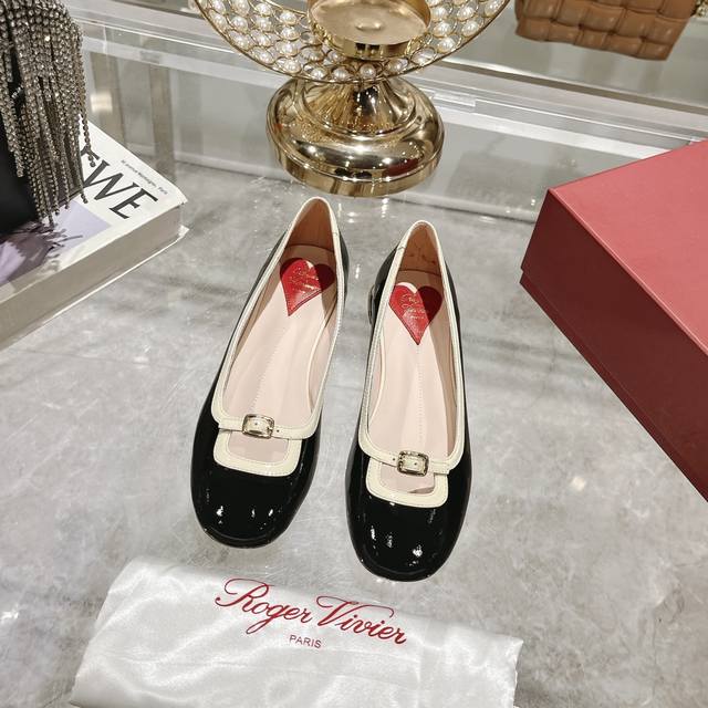 出厂 24新款roger Vivier Viv’ Podium漆皮芭蕾舞鞋圆头喽空单鞋 Rv代表作viv‘ Choc饰扣精巧别致，像一枚戒指点缀在这款芭蕾舞鞋上