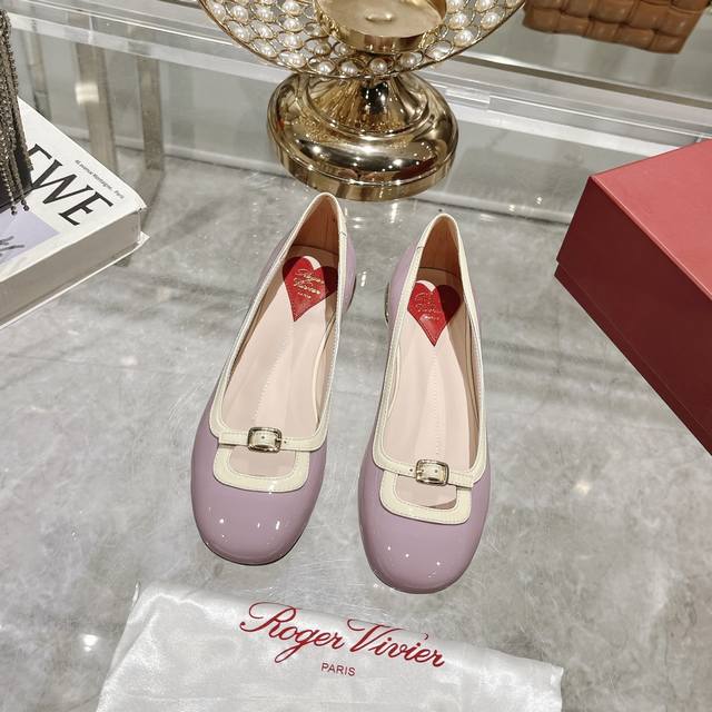 出厂 24新款roger Vivier Viv’ Podium漆皮芭蕾舞鞋圆头喽空单鞋 Rv代表作viv‘ Choc饰扣精巧别致，像一枚戒指点缀在这款芭蕾舞鞋上 - 点击图像关闭