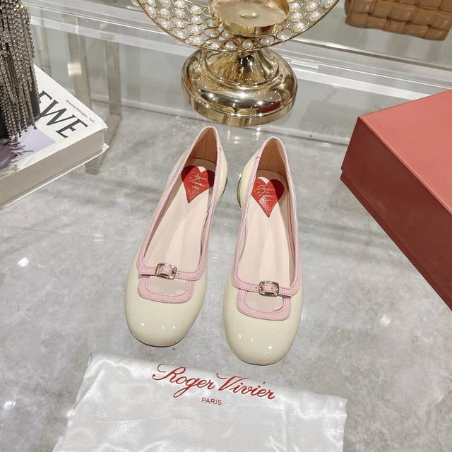 出厂 24新款roger Vivier Viv’ Podium漆皮芭蕾舞鞋圆头喽空单鞋 Rv代表作viv‘ Choc饰扣精巧别致，像一枚戒指点缀在这款芭蕾舞鞋上