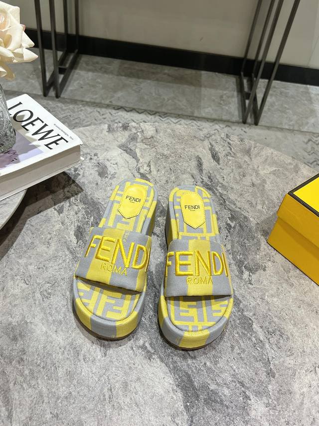 顶级版本fendi 芬迪走秀主推系列，新品上线，芬具桌脚设计灵感改创于今年秀场的主推系列鞋履 当季新品拖鞋，众所周知，鞋子永远设计为高级感满满的，高端大气上档次