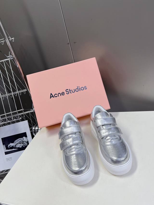 Acne Studios 24Ss 最新厚底休闲魔术贴笑脸小白鞋渠道牛货！莞货 难得一见的好货！ 最受欢迎的单品当属小白鞋，可以搭配出n种风格，无论你想扮成帅气