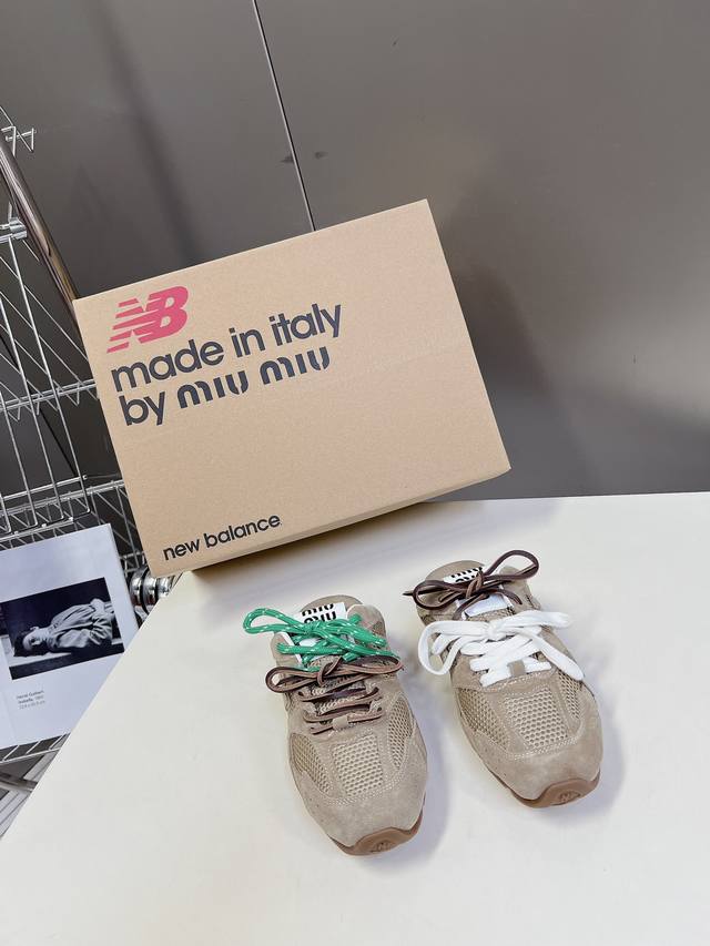 Miu Miunew Balance 联名系列情侣运动鞋、各大品牌都热衷于跨界联名、缪缪这次联名诚意满满非常有亮点鞋面高丝光拼接、做旧毛边设计、复古又叛逆、令人