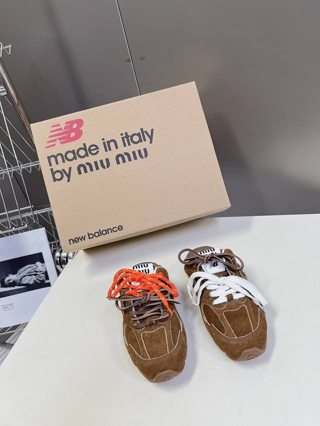 Miu Miunew Balance 联名系列情侣运动鞋、各大品牌都热衷于跨界联名、缪缪这次联名诚意满满非常有亮点鞋面高丝光拼接、做旧毛边设计、复古又叛逆、令人