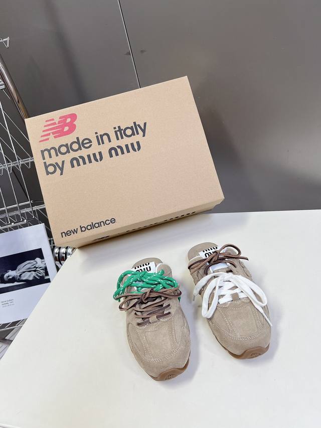 Miu Miunew Balance 联名系列情侣运动鞋、各大品牌都热衷于跨界联名、缪缪这次联名诚意满满非常有亮点鞋面高丝光拼接、做旧毛边设计、复古又叛逆、令人