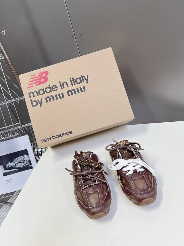 Miu Miunew Balance 联名系列情侣运动鞋、各大品牌都热衷于跨界联名、缪缪这次联名诚意满满非常有亮点鞋面高丝光拼接、做旧毛边设计、复古又叛逆、令人