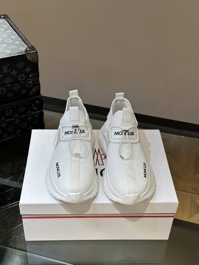 Monc 蒙口 顶级p: 码数：39-44 。 38.45可定做 Moncler 蒙口男士休闲运动鞋，设有醒目的logo细节，一体飞织面料，舒适透气，兼备创新、