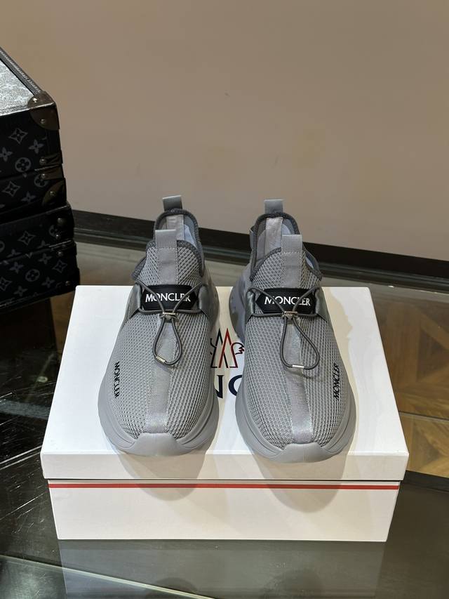 Monc 蒙口 顶级p: 码数：39-44 。 38.45可定做 Moncler 蒙口男士休闲运动鞋，设有醒目的logo细节，一体飞织面料，舒适透气，兼备创新、 - 点击图像关闭