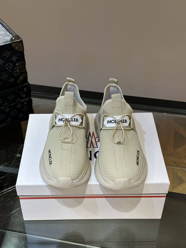 Monc 蒙口 顶级p: 码数：39-44 。 38.45可定做 Moncler 蒙口男士休闲运动鞋，设有醒目的logo细节，一体飞织面料，舒适透气，兼备创新、