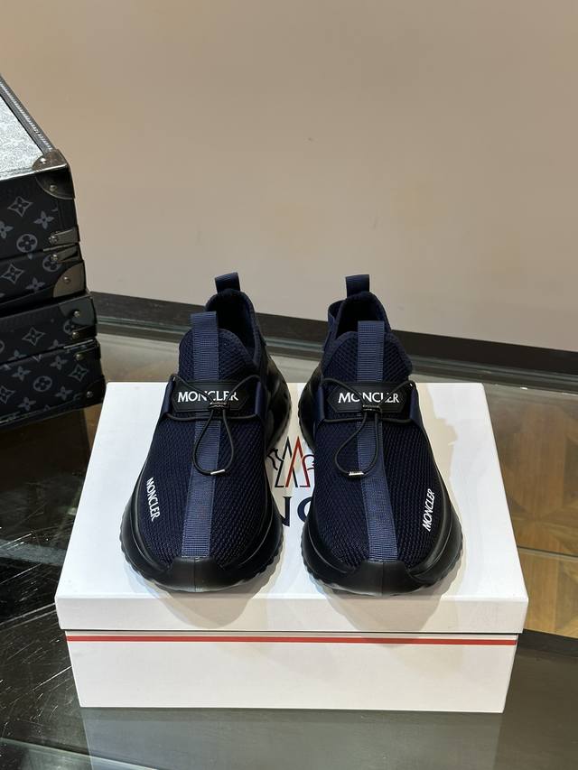 Monc 蒙口 顶级p: 码数：39-44 。 38.45可定做 Moncler 蒙口男士休闲运动鞋，设有醒目的logo细节，一体飞织面料，舒适透气，兼备创新、