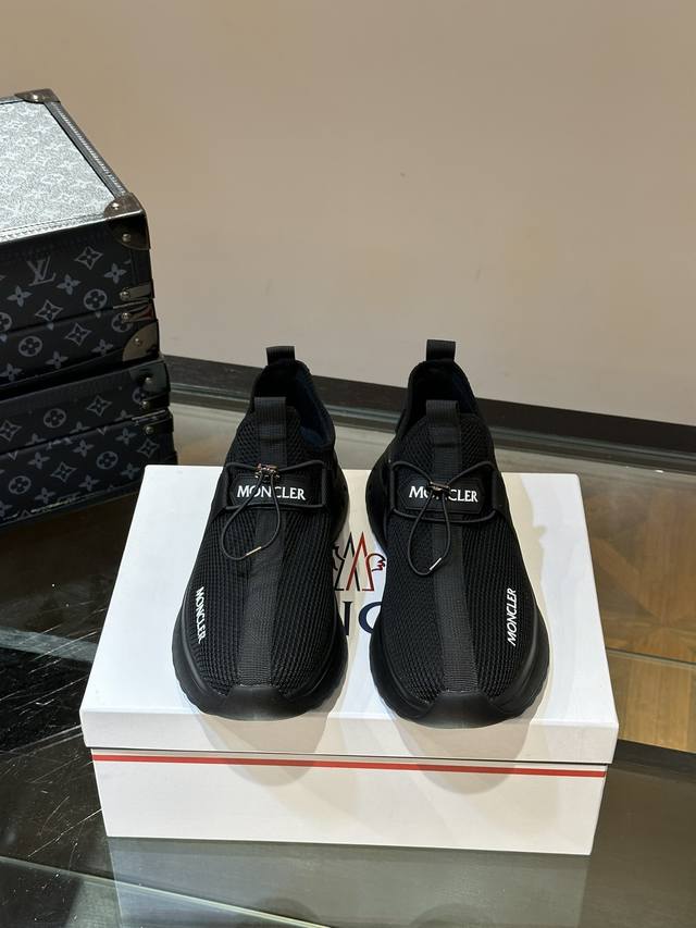 Monc 蒙口 顶级p: 码数：39-44 。 38.45可定做 Moncler 蒙口男士休闲运动鞋，设有醒目的logo细节，一体飞织面料，舒适透气，兼备创新、