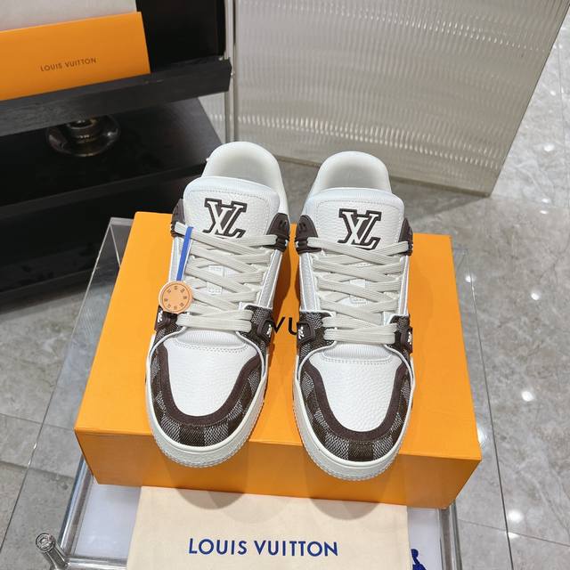 工厂价： 原版开发 品质出货 欢迎对比 Lv板鞋系列 Lv Trainer Maxi运动鞋将成衣系列的宽松廓形引入virgilabloh笔下的lvtrainer