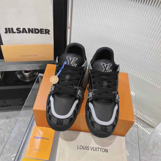 工厂价： 原版开发 品质出货 欢迎对比 Lv板鞋系列 Lv Trainer Maxi运动鞋将成衣系列的宽松廓形引入virgilabloh笔下的lvtrainer