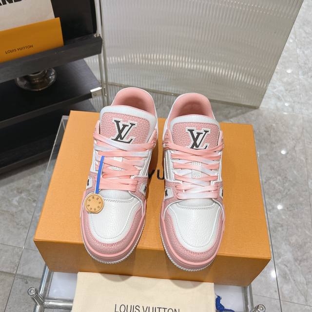 工厂价： 5 Lv Trainer ~~全新升级版~~经典回归 情侣款，滑板鞋，篮球鞋，运动鞋 Lv全新运动系列；复古风视感；拥入家族多方面经典原素；超级帅气~