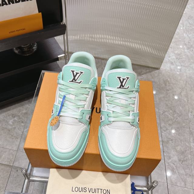 工厂价： 5 Lv Trainer ~~全新升级版~~经典回归 情侣款，滑板鞋，篮球鞋，运动鞋 Lv全新运动系列；复古风视感；拥入家族多方面经典原素；超级帅气~