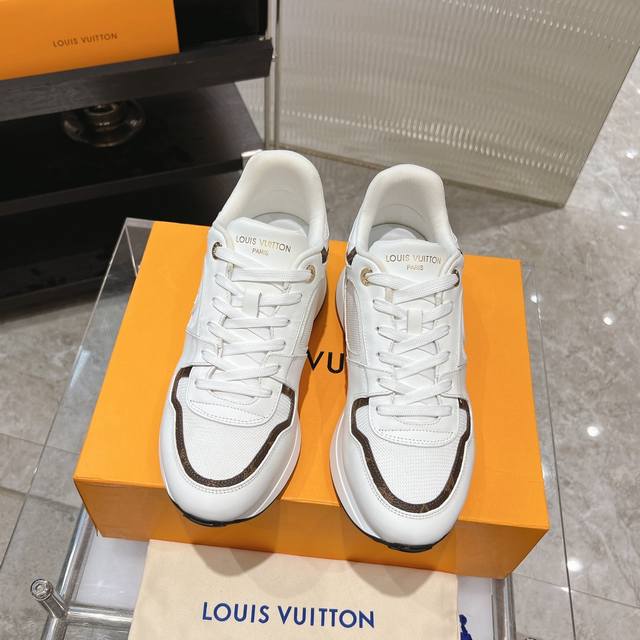 出厂价： 男10 驴家louis Vuitton 路易威登 官网zp售价rmb.8380本款 Run Away 运动鞋取材小牛皮与 Monogram 帆布，细节