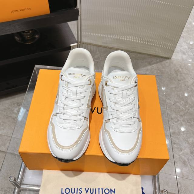 出厂价： 男10 驴家louis Vuitton 路易威登 官网zp售价rmb.8380本款 Run Away 运动鞋取材小牛皮与 Monogram 帆布，细节