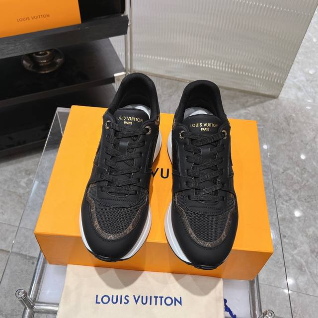 出厂价： 男10 驴家louis Vuitton 路易威登 官网zp售价rmb.8380本款 Run Away 运动鞋取材小牛皮与 Monogram 帆布，细节