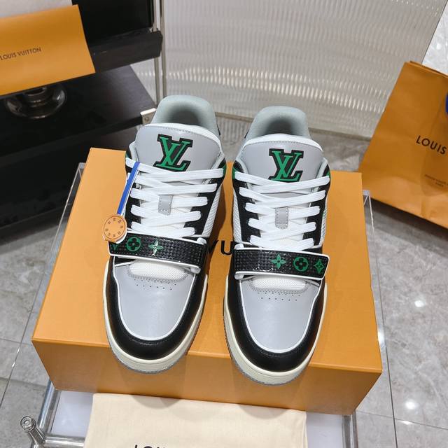 工厂价： 情侣款上线 Lvtrainer 运动鞋款号1A98Ux Virgilabloh 向复古篮球鞋汲取灵感，为路易威登呈献lvtrainer 运动鞋，成就鞋