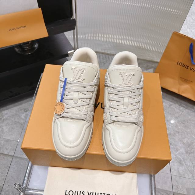 顶级品质 Trainer Fw23 微胖丁 男鞋 小羊皮鼓鼓的，手感软软的 款式还是一样，微调了细节，感觉其实就大不同了，设计师厉害哦hin好看 版本很多，只出