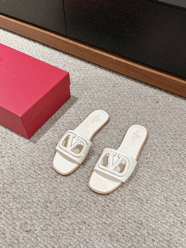 顶级品质 Valentino Ss24 New Arrival～ 华伦天奴2024春夏镂空平底拖新品 混种羊皮面料 内里 垫脚 意大利a级真皮鞋底 Size: