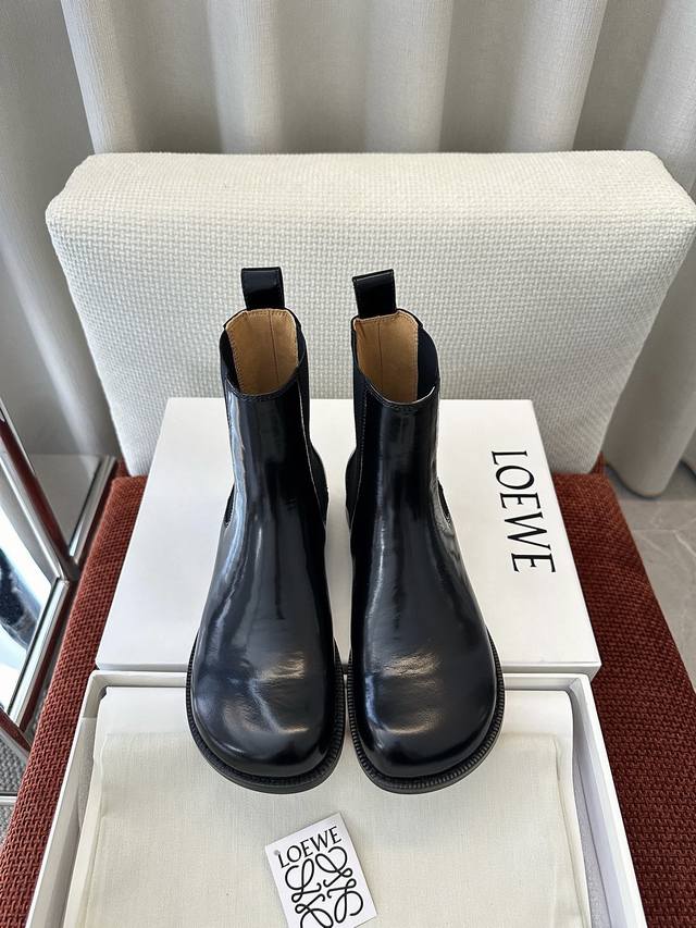 顶级品质 Loewe Ss24 New Arrival～ 罗意威2024秋冬新款｜切尔西短靴 材质与工艺- 黑色开边珠牛皮面料 皮革里衬 标志性圆头造型 加垫皮