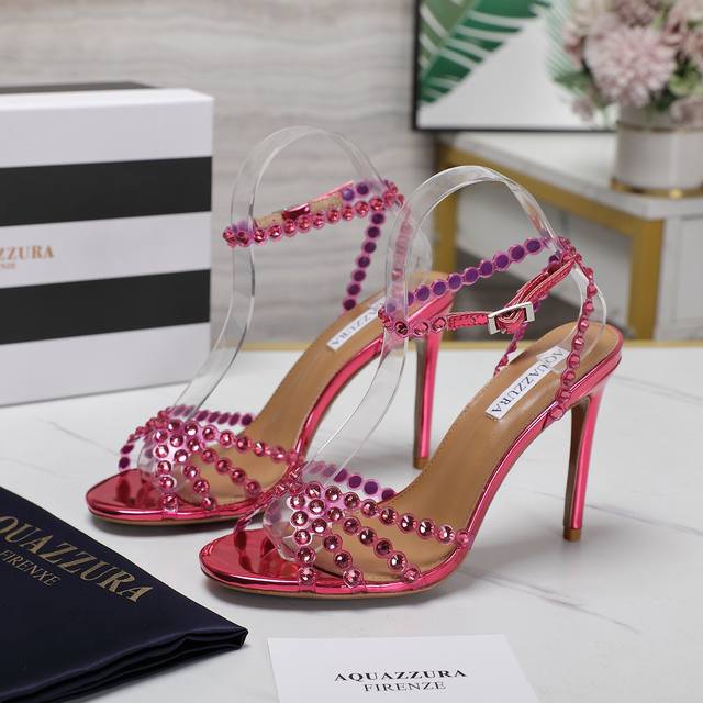 2024春夏新款 Aquazzura Zp 原版开模 新品高跟凉鞋 采用原版定制真丝制成，原版开模施华洛奇水钻装饰扣，超闪 大底金色标志性菠萝微标赋予单品丰富的 - 点击图像关闭