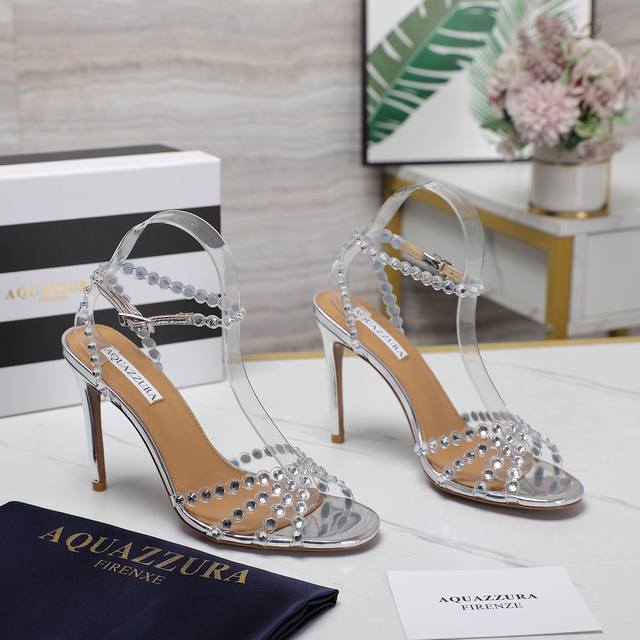 2024春夏新款 Aquazzura Zp 原版开模 新品高跟凉鞋 采用原版定制真丝制成，原版开模施华洛奇水钻装饰扣，超闪 大底金色标志性菠萝微标赋予单品丰富的 - 点击图像关闭