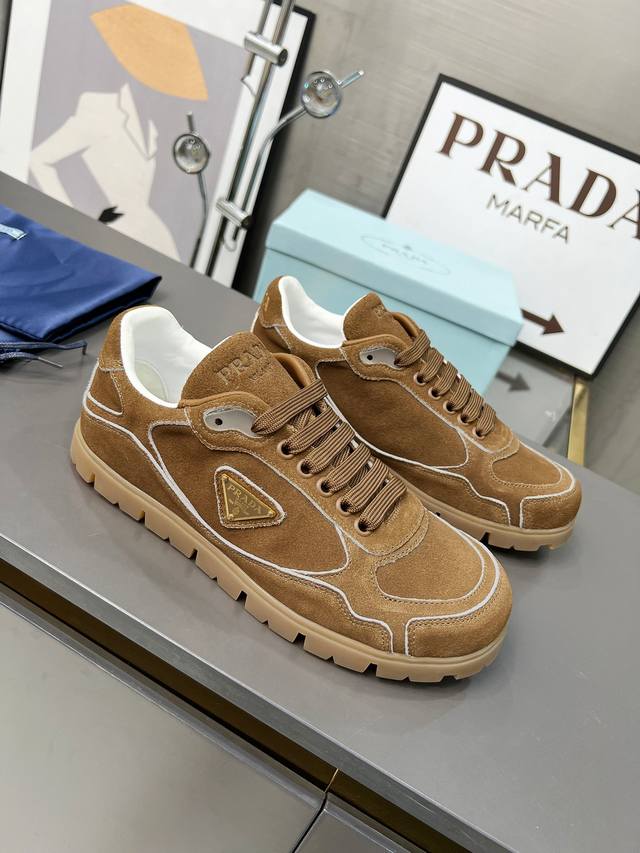 工厂价： 上新了 情侣款 Prada 普拉达2024Ss 秋冬新款德训鞋 休闲鞋官网1.1复制 这款牛筋底上脚非常舒适，今年非常火爆， 面料：鞋面进口麂皮 羊皮