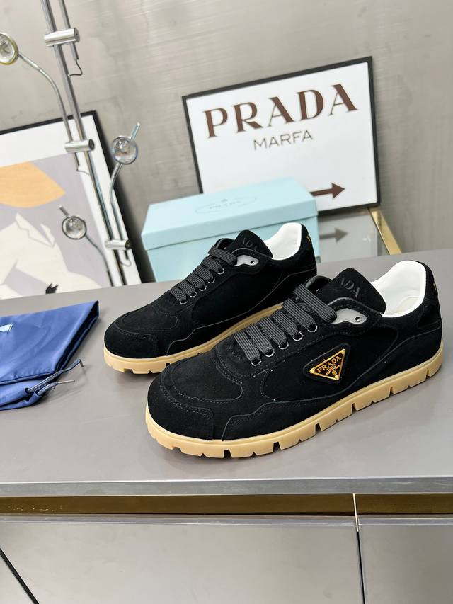 工厂价： 上新了 情侣款 Prada 普拉达2024Ss 秋冬新款德训鞋 休闲鞋官网1.1复制 这款牛筋底上脚非常舒适，今年非常火爆， 面料：鞋面进口麂皮 羊皮