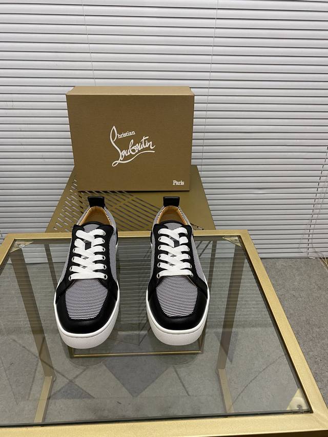 定做款。出厂价 。Christian Louboutin Cl红底鞋 专柜系列，情侣休闲板鞋 独家热款发布活动乳胶垫脚成品大底车线女35-40#男38#-46,