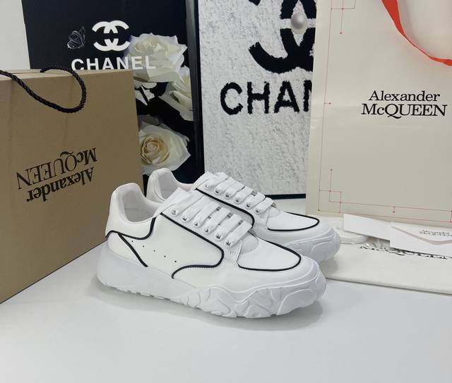 工厂价： 飞机盒alexander Mcqueen 顶级版弯底拼色 面料：哑对光版丝牛绸皮 材料全是意大进利口 Logo：都是压印logo，凹凸感高级定制版 内