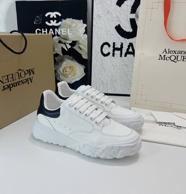 工厂价： 飞机盒alexander Mcqueen 顶级版弯底拼色 面料：哑对光版丝牛绸皮 材料全是意大进利口 Logo：都是压印logo，凹凸感高级定制版 内 - 点击图像关闭