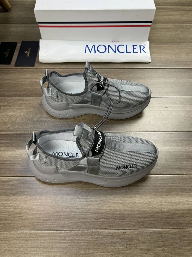 Moncler 盟可睐 蒙口 -高端品质 原单 -鞋面：进口飞织布匹、注塑品牌logo、车缝品牌塑胶模块、品牌织带装饰 -内里：帆布布匹 -大底：超轻tpu 发