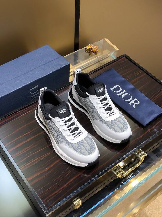 商品名称：Dior 迪奥 正规码数: 38-44 休闲鞋 商品材料：精选 牛皮鞋面，柔软羊皮内里；原厂大底。